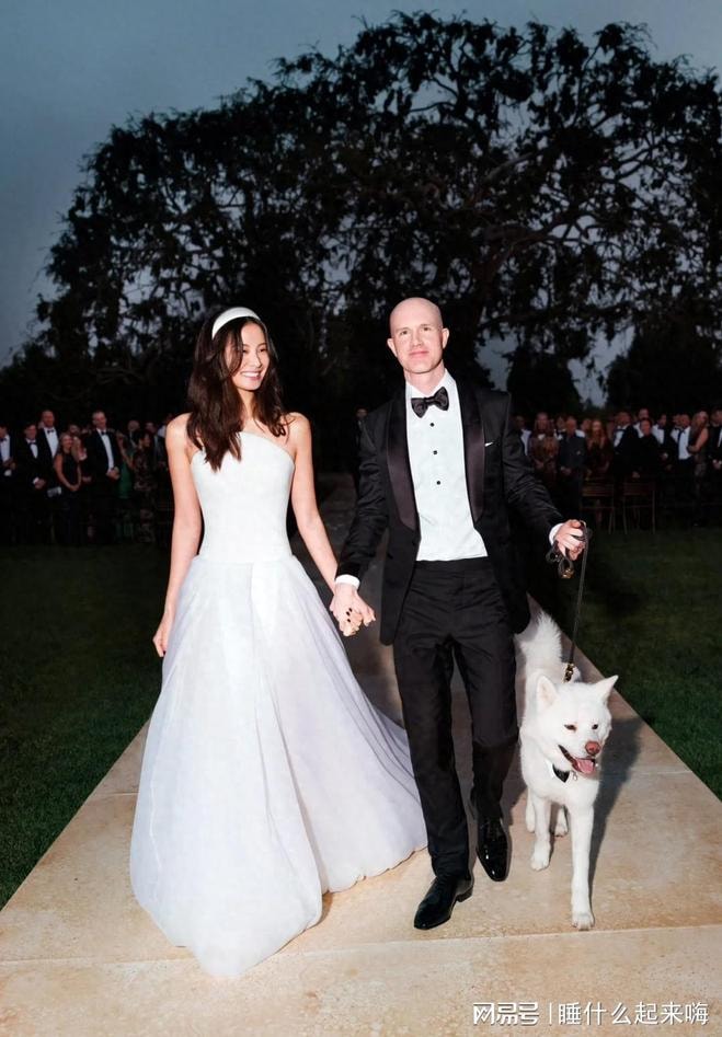 Brian Armstrong và vợ Angela Meng trong ngày cưới năm 2024. Ảnh: QQ