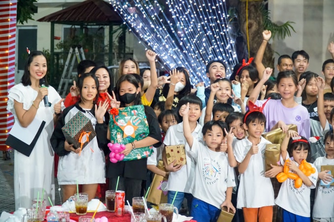 Các trẻ em nhận quà Giáng sinh vào năm 2024, TP HCM. Ảnh: Nhân vật cung cấp