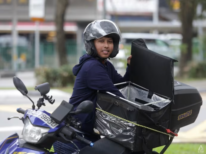 Anh Ridhwan Danial, 29 tuổi, nhân viên giao hàng, đứng bên ngoài cửa hàng Beauty World, ngày 9/12. Ảnh: CNA/Ooi Boon Keong