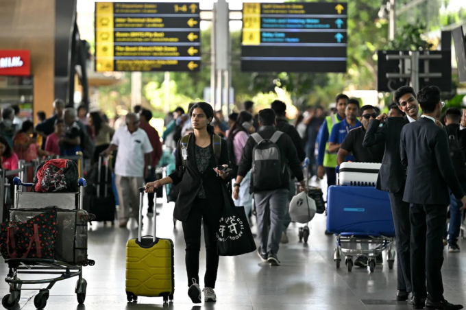 Hành khách đến sân bay quốc tế Kempegowda ở Bangalore, Ấn Độ, để lên máy bay vào ngày 4 tháng 12. Ảnh: Idrees Mohammed/AFP