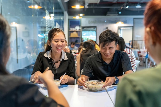 Đặt đơn nhóm giúp tối ưu chi phí ăn hàng ngày cho giới văn phòng. Ảnh: Quỳnh Như