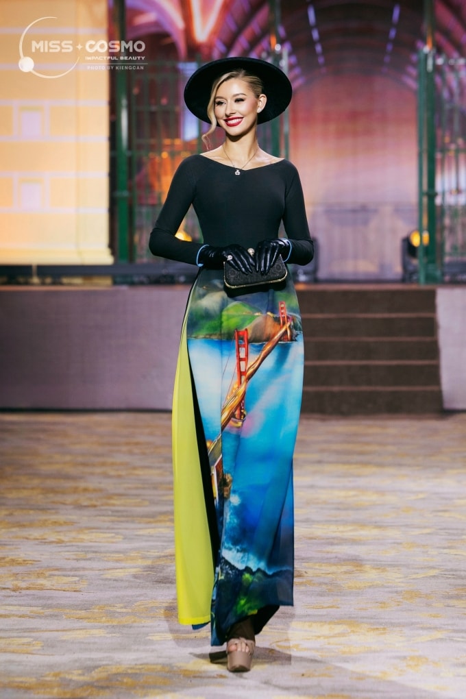 Yolina Lindquist diễn thời trang áo dài. Ảnh: Kiếng Cận