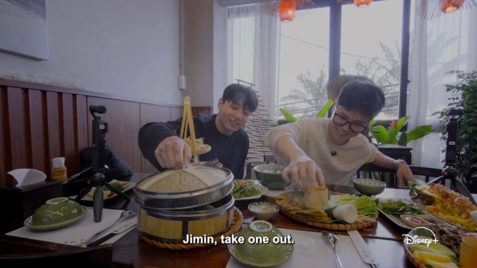 Jimin, Jungkook gọi bàn đồ ăn đầy ắp. Ảnh: Disney+