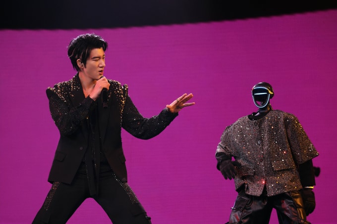 Vương Lực Hoành trong liveshow Nơi đẹp nhất tại Thành Đô. Ảnh: Weibo