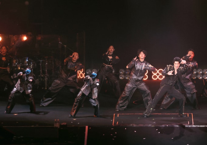 Người máy trên sân khấu âm nhạc. Ảnh: Weibo