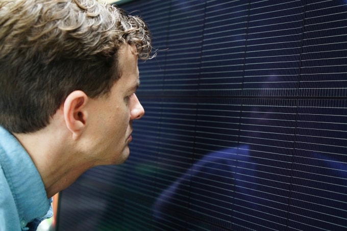 Will Etheridge, CEO Southern Energy Management, đang xem xét một tấm pin mặt trời sẽ được lắp đặt trên nhà ở Chapel Hill, Bắc Carolina, vào ngày 2/7. Ảnh: AP