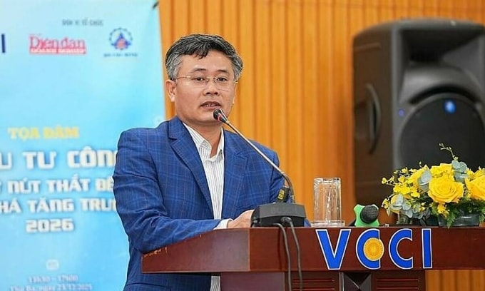 TS Đỗ Thiên Anh Tuấn - Giảng viên Trường Chính sách công và Quản lý Fulbright phát biểu tại Tọa đàm chiều 23/12. Ảnh: Diễn đàn Doanh nghiệp