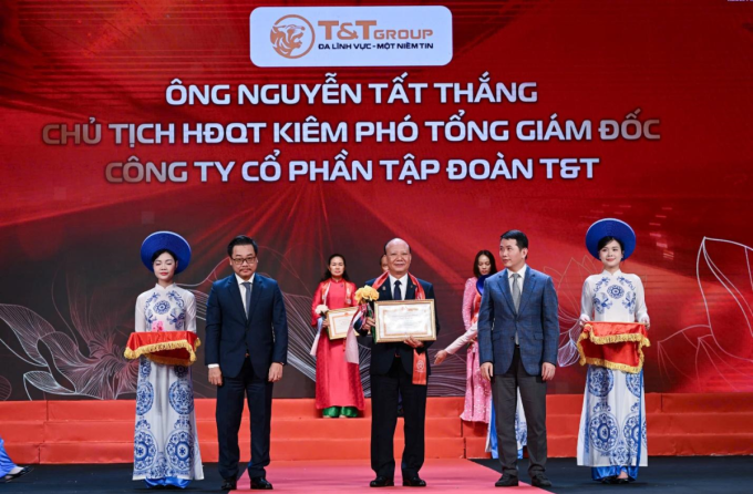 Ông Nguyễn Tất Thắng (chính giữa), Chủ tịch HĐQT Tập đoàn T&T Group nhận Bằng khen của UBND TP Hà Nội.