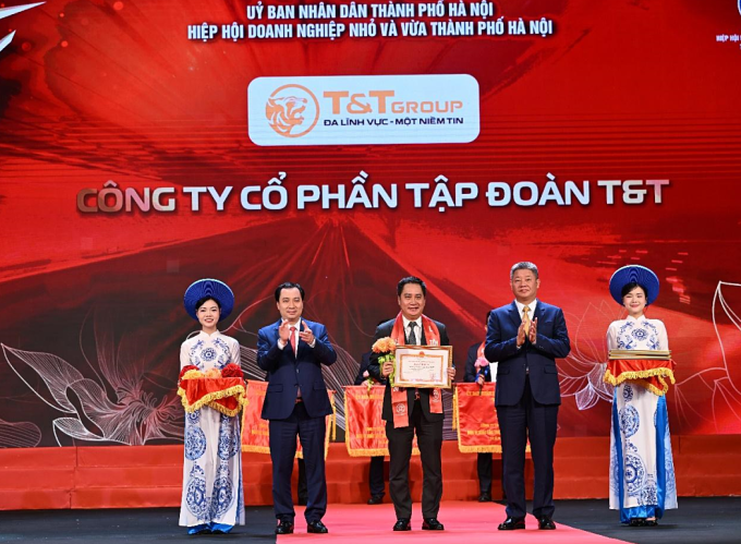 Ông Mai Xuân Sơn, Tổng Giám đốc đại diện Tập đoàn T&T Group nhận bằng khen của Chủ tịch UBND TP Hà Nội.