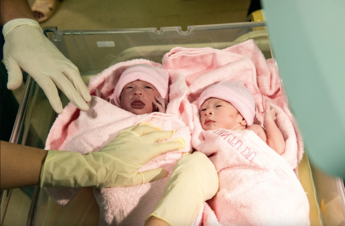 Hai em bé chào đời dịp giao thừa năm 2025. Ảnh: Ngọc Ngân