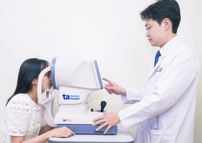 Bác sĩ Huy khám mắt cho một phụ nữ. Ảnh minh họa: Bệnh viện Đa khoa Tâm Anh