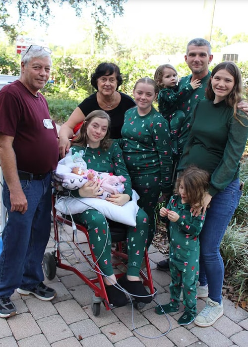 Gia đình chụp ảnh cùng bé Haven tại vườn của bệnh viện. Ảnh: HCA Florida Brandon Hospital