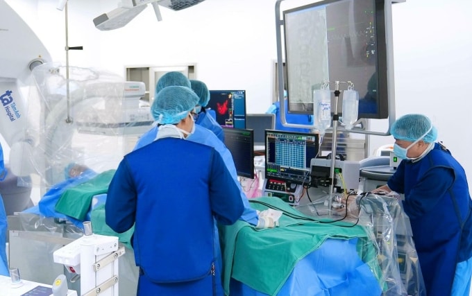 Êkíp can thiệp đặt máy tạo nhịp cho người bệnh. Ảnh: Bệnh viện Đa khoa Tâm Anh