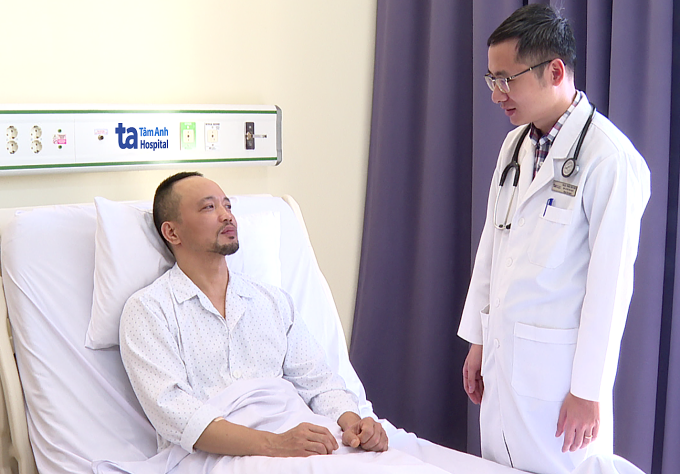 Bác sĩ Thao thăm khám và dặn dò anh Tùng trước khi xuất viện. Ảnh: Bệnh viện Đa khoa Tâm Anh