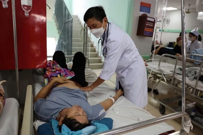 Một người bệnh điều trị tại Bệnh viện Đa khoa Bà Rịa sau khi ăn bánh mì Ngọc Hà. Ảnh: Nhi Hoàng