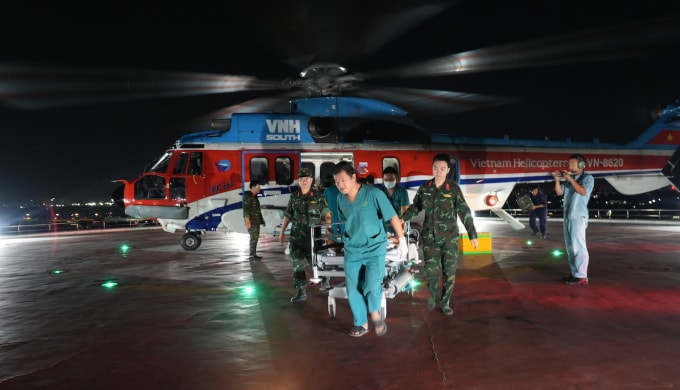 Trực thăng hạ cánh an toàn tại Bệnh viện Quân y 175 tối 22/12. Ảnh: Bệnh viện cung cấp
