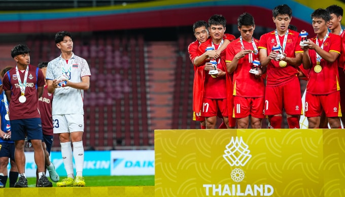 Các cầu thủ Thái Lan (trái) nhìn sang phía Việt Nam đang ăn mừng HC vàng SEA Games 33, trên sân Rajamangala, Bangkok, Thái Lan, tối 18/12/2025. Ảnh: ThinkCurve