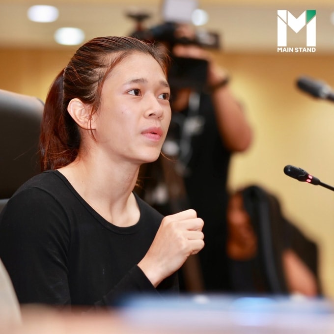 Mongkutpetch Petchprawfar phát biểu trước các quan chức tại trụ sở Ủy ban Olympic Thái Lan ở Bangkok ngày 23/12/2025. Ảnh: Main Stand