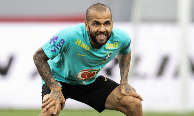 Dani Alves trong buổi tập cùng tuyển Brazil năm 2022. Ảnh: AFP