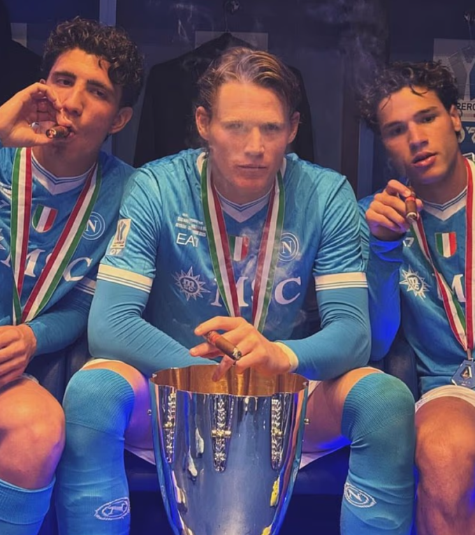 Scott McTominay (giữa) xì gà ăn mừng cùng các đồng đội Luca Marianucci và Antonio Vergara sau khi Napoli thắng Bologna 2-0 ở chung kết Siêu Cup Italy.