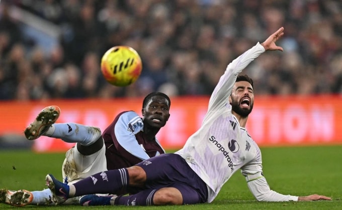 Bruno Fernandes (phải) dính chấn thương trong trận Aston Villa 2-1 Man Utd ở vòng 17 Ngoại hạng Anh hôm 21/12. Ảnh: AFP
