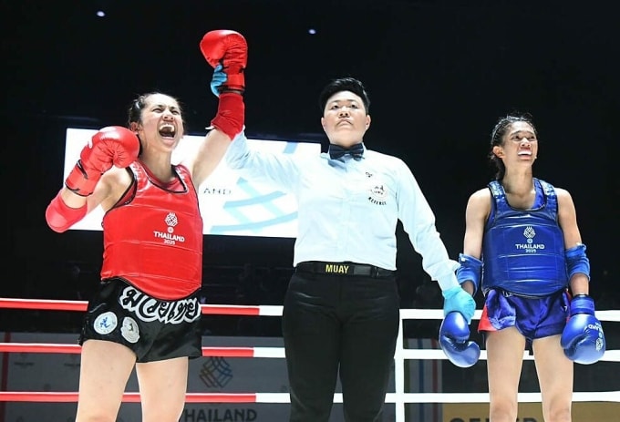 Mongkutpetch Petchprawfar (phải) thua võ sĩ người Philippines Bomogao Islay Erika ở chung kết muay Thái hạng dưới 45kg nữ SEA Games 33, tại nhà thi đấu Lumpinee ở Bangkok, Thái Lan ngày 17/12/2025. Ảnh: Khaosod