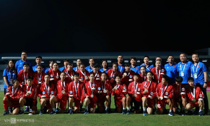 Đội tuyển nữ Việt Nam giành HC bạc SEA Games 33 tại sân Chonburi, Thái Lan tối 17/12. Ảnh: Đức Đồng