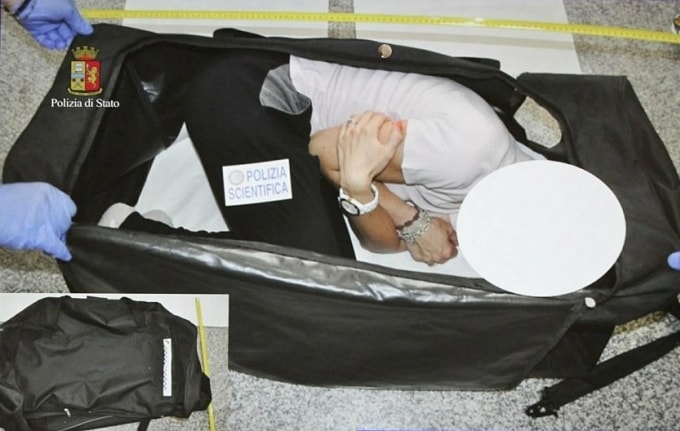 Mô phỏng tư thế của Chloe Ayling khi bị nhét trong túi du lịch. Ảnh: Polizia di Stato