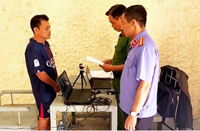 Nguyễn Tấn Mảnh nghe đọc quyết định khởi tố, tạm giam. Ảnh: Công an Đồng Tháp