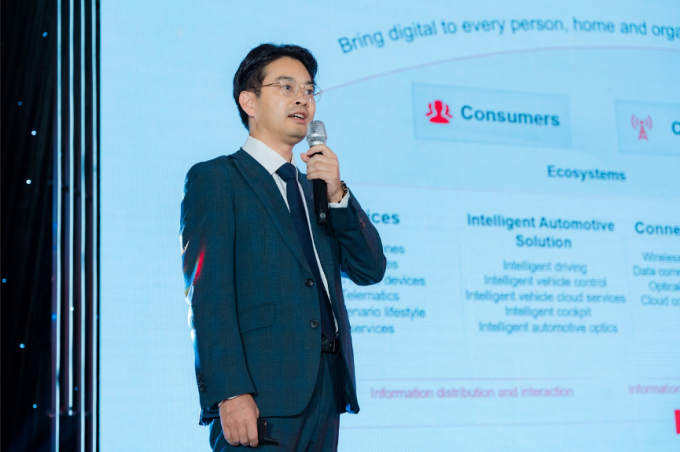 Ông Helei, Chủ tịch bộ phận Kinh doanh C&I và Residential khu vực APAC của Huawei Digital Power chia sẻ hệ sinh thái điện mặt trời C&I. Ảnh: Huawei