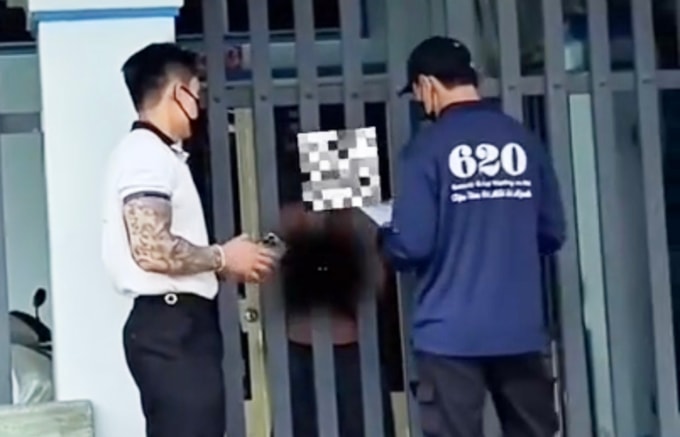 Dùng những giang hồ xăm trổ và số đông để trấn áp người nợ tiền. Ảnh: Mạng xã hội