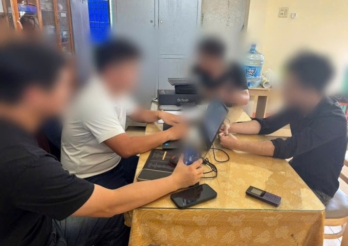 Công an làm việc với nam thanh niên. Ảnh: Thái Hà