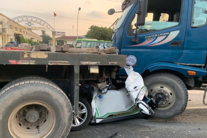 Xe ô tô 5 chỗ bị vò nát sau vụ tai nạn. Ảnh: Thanh Long