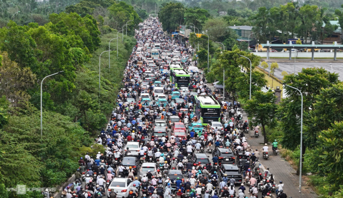 Tắc đường gom Đại lộ Thăng Long vào tháng 9/2024. Ảnh: Danh Hữu