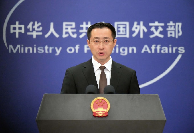 Phát ngôn viên Bộ Ngoại giao Trung Quốc Lâm Kiếm tại cuộc họp báo ở Bắc Kinh ngày 22/12. Ảnh: AFP