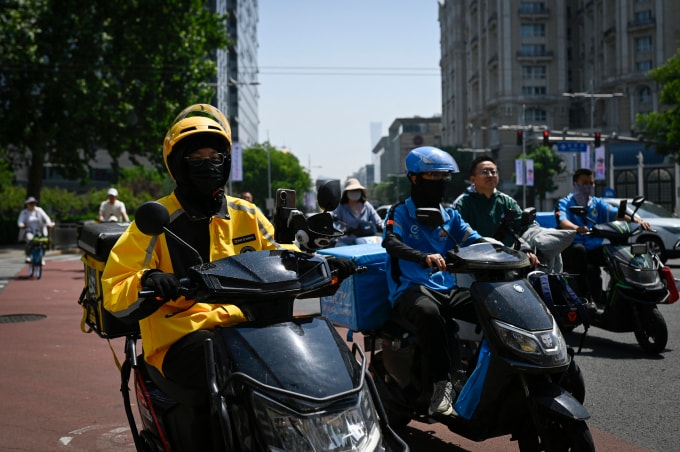 Tài xế giao hàng ăn tại Bắc Kinh hồi tháng 5. Ảnh: AFP