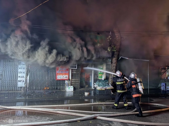 Cảnh sát cứu hỏa nỗ lực dập lửa. Ảnh: Huy Mạnh