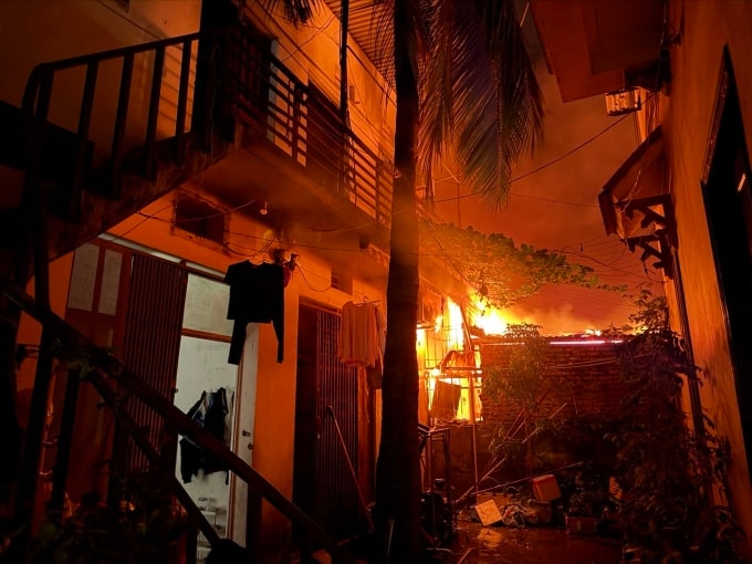 Ngọn lửa bùng lên ở khu chợ. Ảnh: Huy Mạnh