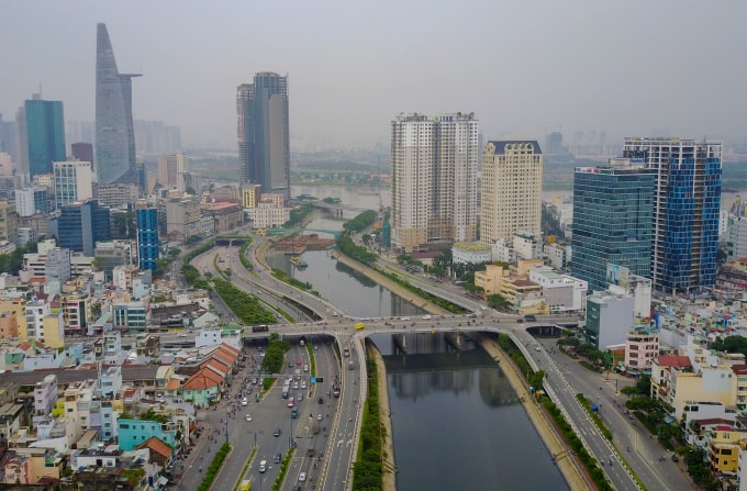 Kênh Bến Nghé năm 2018, bênh cạnh là đường Võ Văn Kiệt. Ảnh: Quỳnh Trần/VnExpress
