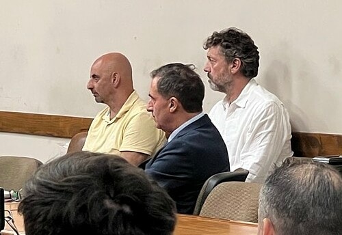 Hai bị cáo (áo tráng và vàng) trong phiên tòa ngày 22/12. Ảnh: Clarín