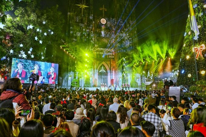 Người dân tham dự lễ Giáng sinh năm 2024 tại Nhà thờ lớn, Hà Nội. Ảnh: Giang Huy