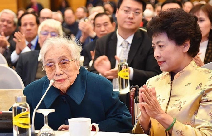Bà Nguyễn Thị Bình (trái) phát biểu tại lễ kỷ niệm 50 năm ngày ký Hiệp định Paris, ở Hà Nội tháng 1/2023. Ảnh: BNG