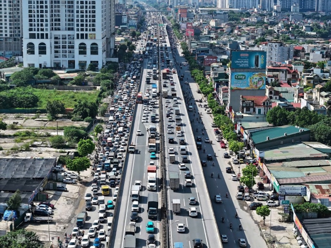 Đường Vành đai 3 trên cao và dưới thấp ùn tắc đoạn Nghiêm Xuân Yêm - Nguyễn Xiển. Ảnh: Phạm Chiểu