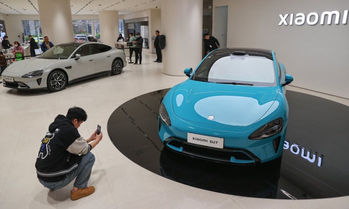 Mẫu SU7 tại một showroom của Xiaomi ở Trung Quốc. Ảnh: Shanghai Daily