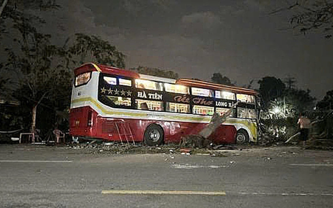 Hiện trường xe khách gây tai nạn. Ảnh: Minh Bằng