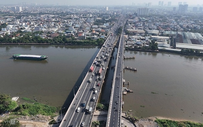 Cầu Bình Phước 1 (bên phải) hoàn tất nâng cấp, khai thác trở lại, sáng 23/12. Ảnh: Giang Anh