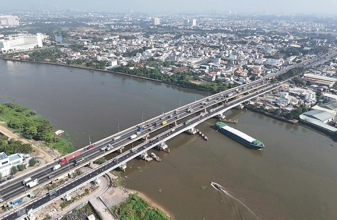 Sà lan lớn chạy qua hai cầu Bình Phước 1 và 2 sau nâng cấp, sáng 23/12. Ảnh: Giang Anh