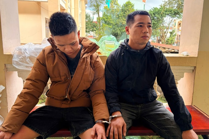 Phan Văn Hòa (trái) cùng anh trai Phan Văn Thuận lúc bị bắt. Ảnh: Ngọc Oanh