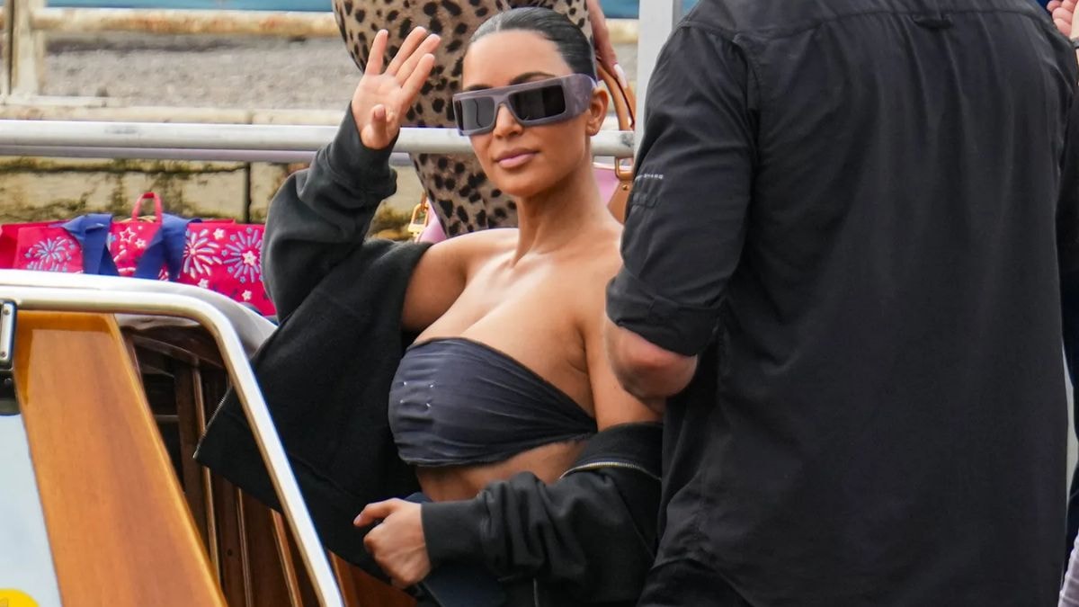 Kim Kardashian cùng mẹ và em gái đến Venice dự đám cưới Jeff Bezos