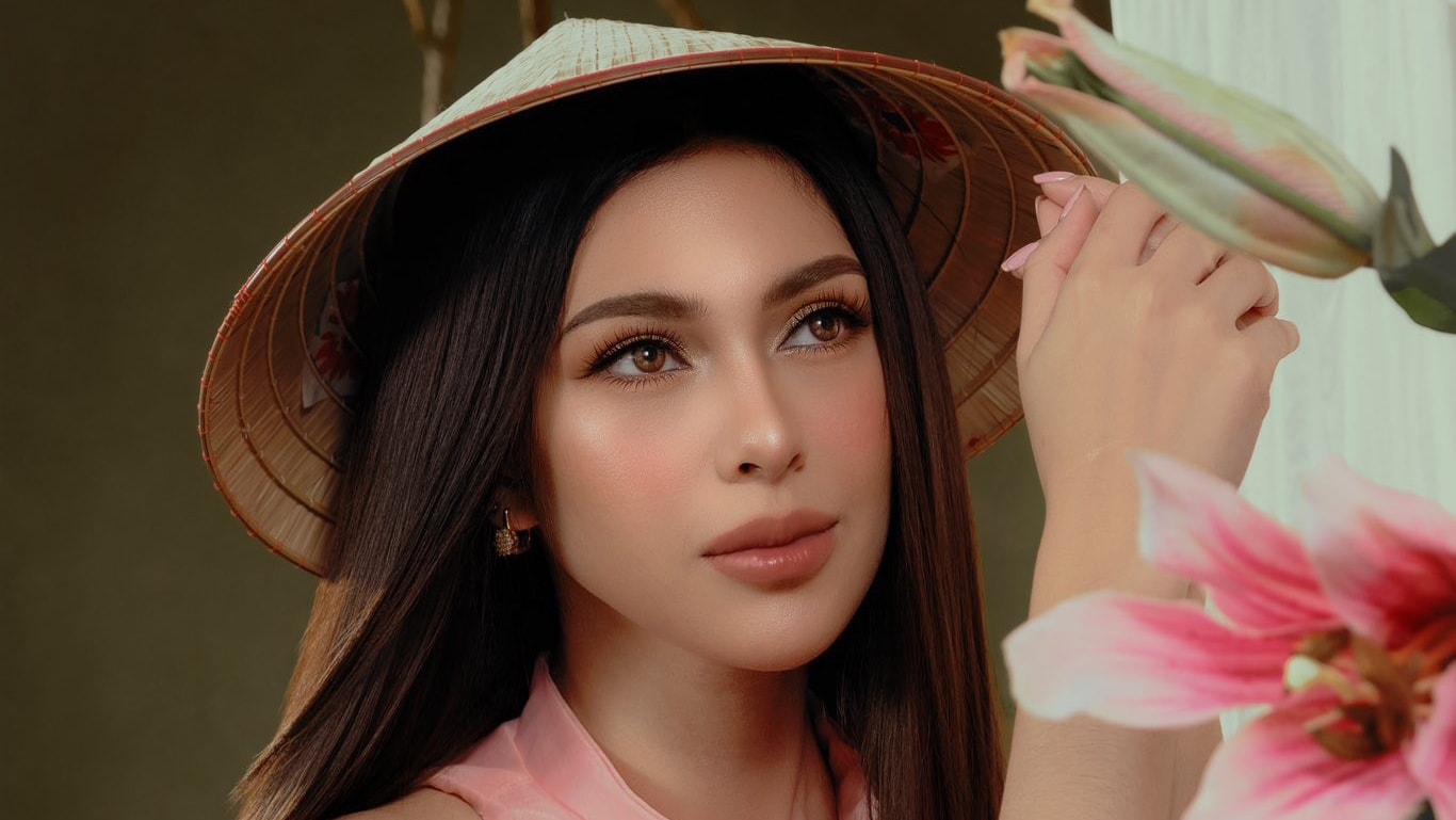 Chelsea Fernandez tạo dáng với áo dài